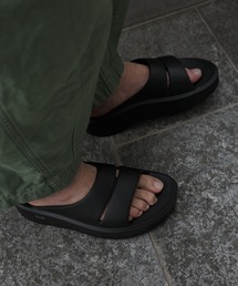 OOFOS（ウーフォス）の「OOFOS/ウーフォス OOMEGA OOAHH 200073 リカバリーサンダル　厚底　メンズ　レディース　ユニセックス（サンダル）」