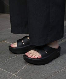 BEAVER（ビーバー）の「OOFOS/ウーフォス OOMEGA OOAHH 200073 リカバリーサンダル　厚底　メンズ　レディース　ユニセックス（サンダル）」