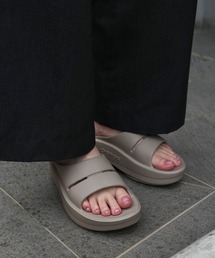 OOFOS（ウーフォス）の「OOFOS/ウーフォス OOMEGA OOAHH 200073 リカバリーサンダル　厚底　メンズ　レディース　ユニセックス（サンダル）」