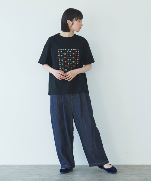 yuni（ユニ ）の「花刺繍souvenierT-SH II 1701CT026241（Tシャツ 