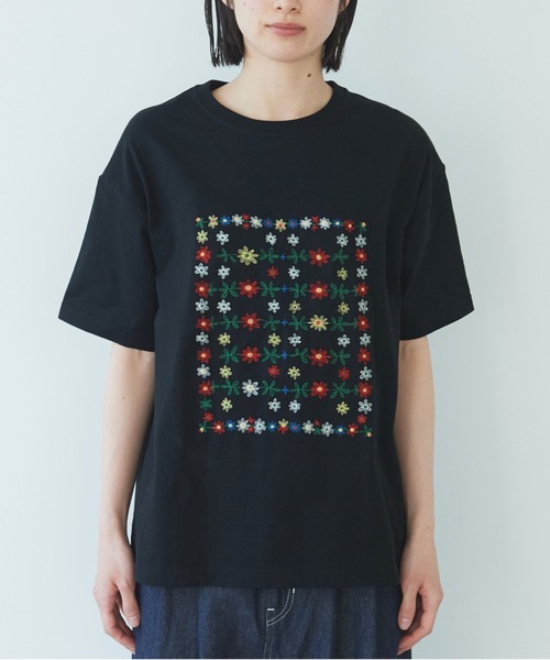 yuni（ユニ ）の「花刺繍souvenierT-SH II 1701CT026241（Tシャツ 