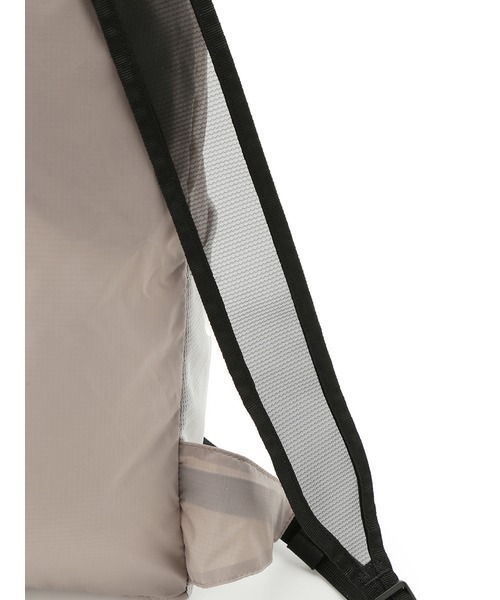 emmi(エミ)の「撥水パッカブルライトバックパック(バックパック/リュック・レディース・ターコイズブルー/ブラック/ホワイト/モカ・FREE)」の15枚目の写真