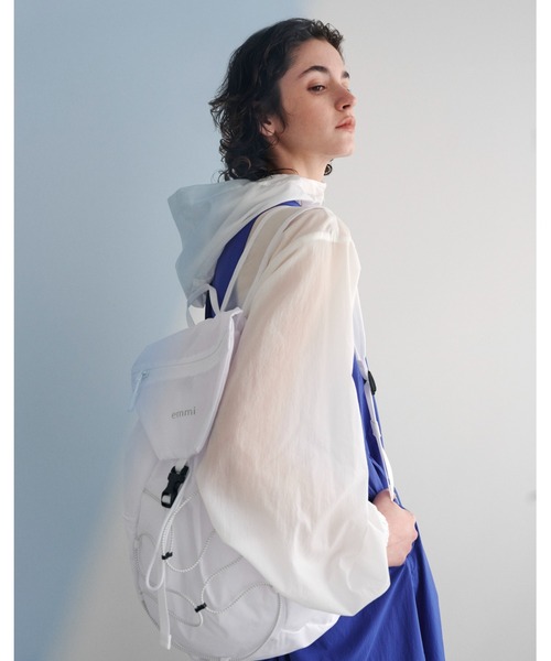 emmi(エミ)の「撥水パッカブルライトバックパック(バックパック/リュック・レディース・ターコイズブルー/ブラック/ホワイト/モカ・FREE)」の5枚目の写真