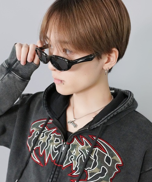 SPINNS(スピンズ)の「オーバル型スリムカラーサングラス/細身フレーム/韓国・Y2Kファッション/ユニセックス(サングラス・メンズ・ピンク/ホワイト/イエロー/ブラック・ONESIZE)」の5枚目の写真