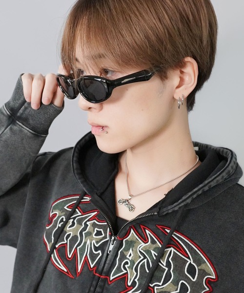 SPINNS(スピンズ)の「オーバル型スリムカラーサングラス/細身フレーム/韓国・Y2Kファッション/ユニセックス(サングラス・メンズ・ピンク/ホワイト/イエロー/ブラック・ONESIZE)」の6枚目の写真