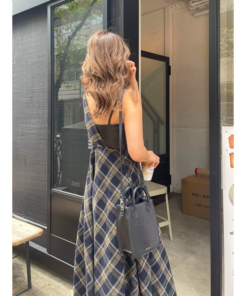 EVRIS(エヴリス)の「フェイクレザードッキングチェックロングワンピース(ワンピース・レディース・ベージュ/ブラック/ネイビー・SMALL/MEDIUM)」の4枚目の写真