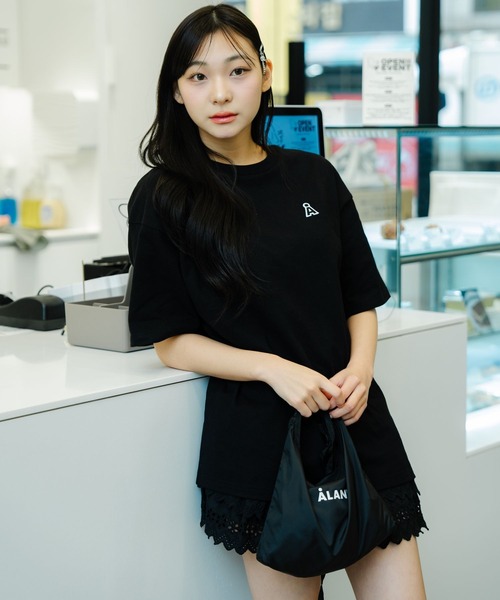 ALAND（エーランド）の「【UNISEX】ALAND／ALOGOワッペンT（Tシャツ/カットソー・レディース・ダークブラウン/ピンク/ネイビー/ホワイト/ブラック・SMALL/LARGE/MEDIUM）」の3枚目の写真