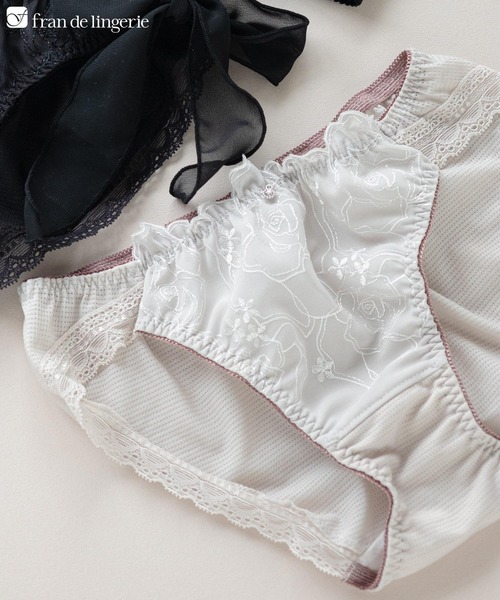 fran de lingerie（フランデランジェリー）の「フェミニンなナチュラルデザイン使いやすいノーマルショーツ 「ナチュラルデイリーノンワイヤーブラ001」（ショーツ・レディース・グレイッシュベージュ/ブラック/グリーン/シルバーグレー/ネイビー/クリーム・M/L）」の4枚目の写真