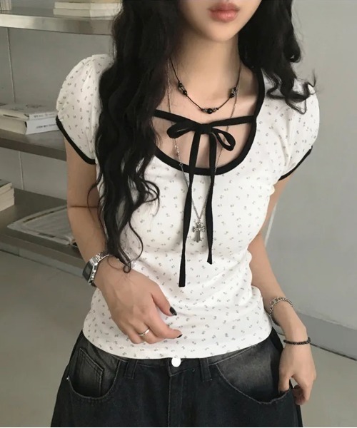 gossip!ロサンゼルス(ゴシップロサンゼルス)の「Y2K リボン レトロ 小花柄パフスリーブトップス(Tシャツ/カットソー・レディース・オフホワイト・FREE)」の1枚目の写真
