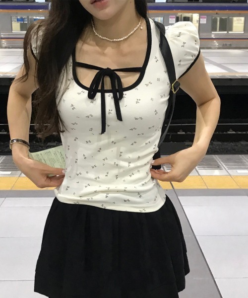 gossip!ロサンゼルス(ゴシップロサンゼルス)の「Y2K リボン レトロ 小花柄パフスリーブトップス(Tシャツ/カットソー・レディース・オフホワイト・FREE)」の6枚目の写真