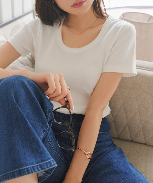 KOBE LETTUCE(コウベレタス)の「シルクタッチコットン深UネックTシャツ(Tシャツ/カットソー・レディース・オフホワイト/ベージュ/ブラック/アイボリー系/ブラック系/アイボリー系1/ベージュ系/ホワイト系・L/M/L1/M1)」の2枚目の写真