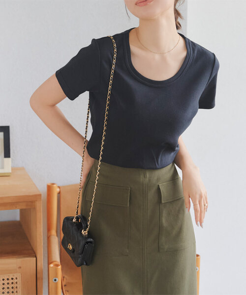 KOBE LETTUCE(コウベレタス)の「シルクタッチコットン深UネックTシャツ(Tシャツ/カットソー・レディース・オフホワイト/ベージュ/ブラック/アイボリー系/ブラック系/アイボリー系1/ベージュ系/ホワイト系・L/M/L1/M1)」の4枚目の写真