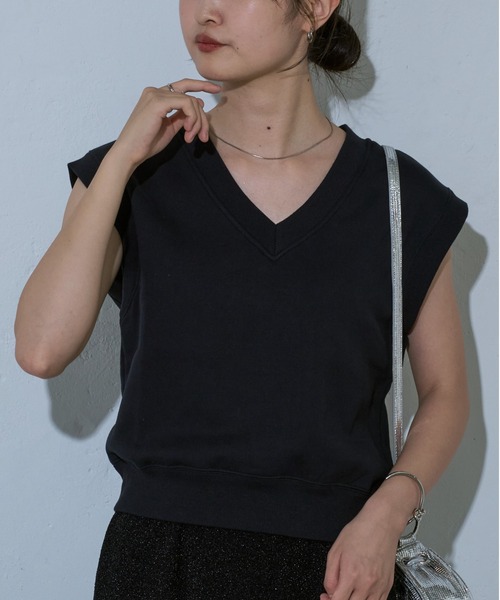 COLONY 2139（コロニートゥーワンスリーナイン）の「WEB・一部店舗限定 / Vネックスウエットベスト（ベスト・レディース・アイボリー/ブラック/チャコールグレー・FREE）」の3枚目の写真