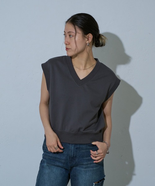 COLONY 2139（コロニートゥーワンスリーナイン）の「WEB・一部店舗限定 / Vネックスウエットベスト（ベスト・レディース・アイボリー/ブラック/チャコールグレー・FREE）」の18枚目の写真