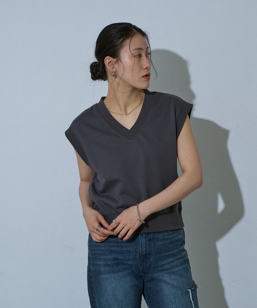 COLONY 2139（コロニートゥーワンスリーナイン）の「WEB・一部店舗限定 / Vネックスウエットベスト（ベスト・レディース・アイボリー/ブラック/チャコールグレー・FREE）」の15枚目の写真