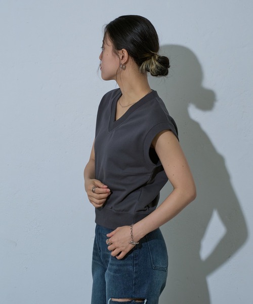 COLONY 2139（コロニートゥーワンスリーナイン）の「WEB・一部店舗限定 / Vネックスウエットベスト（ベスト・レディース・アイボリー/ブラック/チャコールグレー・FREE）」の16枚目の写真