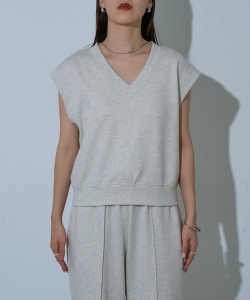 COLONY 2139（コロニートゥーワンスリーナイン）の「WEB・一部店舗限定 / Vネックスウエットベスト（ベスト・レディース・アイボリー/ブラック/チャコールグレー・FREE）」の10枚目の写真