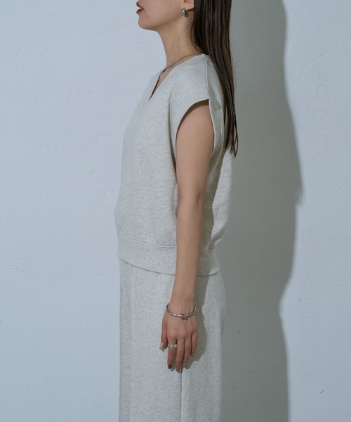 COLONY 2139（コロニートゥーワンスリーナイン）の「WEB・一部店舗限定 / Vネックスウエットベスト（ベスト・レディース・アイボリー/ブラック/チャコールグレー・FREE）」の9枚目の写真