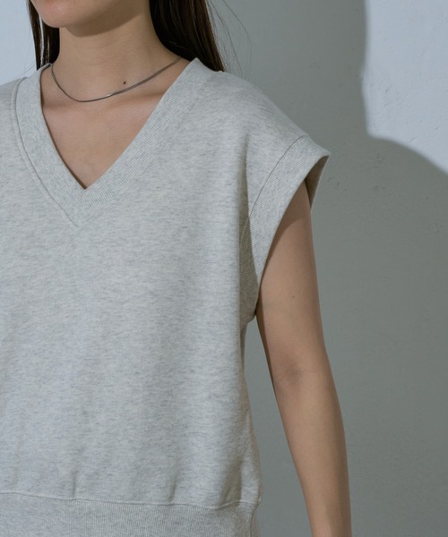 COLONY 2139（コロニートゥーワンスリーナイン）の「WEB・一部店舗限定 / Vネックスウエットベスト（ベスト・レディース・アイボリー/ブラック/チャコールグレー・FREE）」の5枚目の写真
