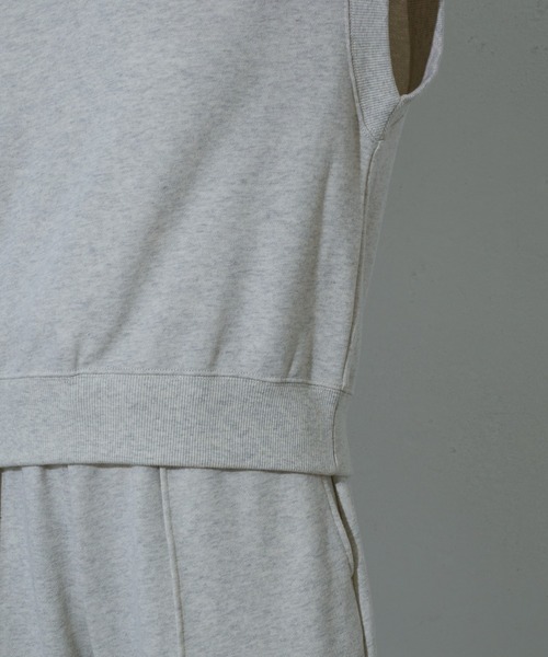 COLONY 2139（コロニートゥーワンスリーナイン）の「WEB・一部店舗限定 / Vネックスウエットベスト（ベスト・レディース・アイボリー/ブラック/チャコールグレー・FREE）」の4枚目の写真