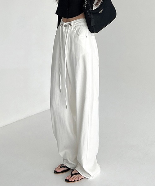 LAFFMO（ラフモ）の「ドロスト付きワイドデニムパンツ（デニムパンツ・レディース・ホワイト/ブルー・L/M）」の10枚目の写真