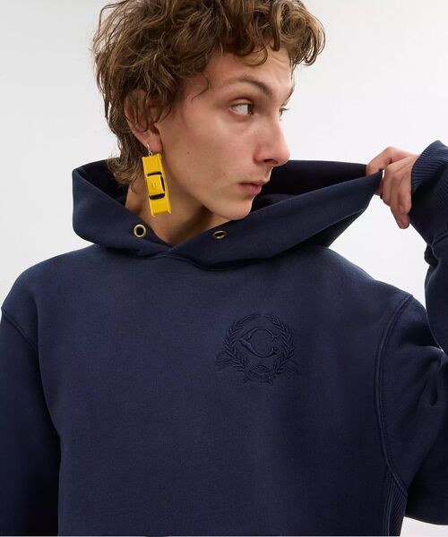 COACH（コーチ）の「オーバーサイズド シグネチャー クレスト フーディー・オーガニック コットン（スウェット・メンズ・ブルー系その他・X-SMALL/MEDIUM/SMALL）」の2枚目の写真
