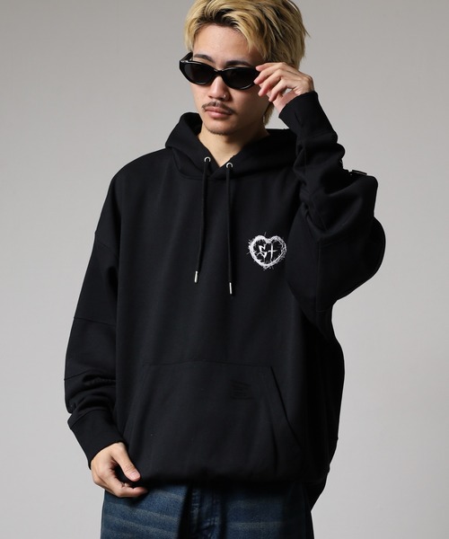 RE730(アールイーセブンサーティー)の「Dark cross pullover hoodie / 闇系クロスアップリケプルオーバーパーカー unisex(パーカー・メンズ・レッド/ブラック系2/ブラック系3・L/M/XL)」の5枚目の写真
