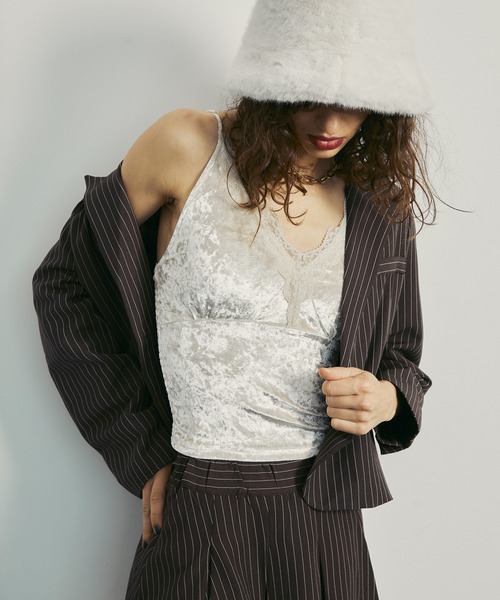 uyu.（ウユ）の「velour shirring camisole / ベロアシャーリングキャミソール（キャミソール・レディース・ブラック/アイボリー・FREE）」の12枚目の写真