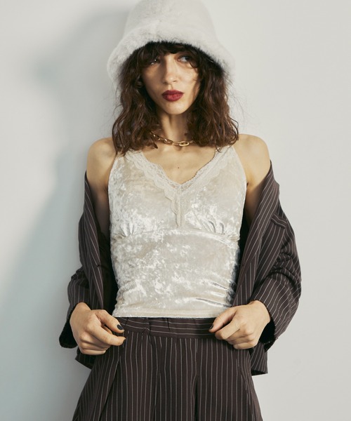 uyu.（ウユ）の「velour shirring camisole / ベロアシャーリングキャミソール（キャミソール・レディース・ブラック/アイボリー・FREE）」の11枚目の写真