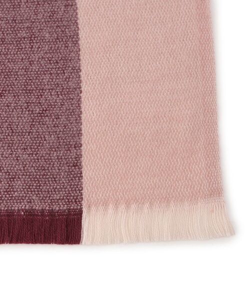 SHOO・LA・RUE(シューラルー)の「程よい厚みで巻きやすい ブロックチェックストール(ストール/ショール・レディース・ベージュ系1/サックスブルー系1/ワイン系1・00)」の5枚目の写真