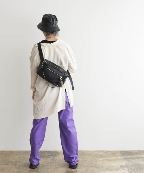 COMMON WARE(コモンウェアー)の「EM:cheek studs body bag スタッズボディバッグ(ボディバッグ/ウエストポーチ・レディース・ブラック/グレー/ブルー・FREE)」の5枚目の写真