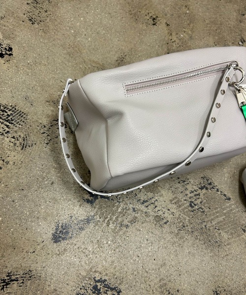 COMMON WARE(コモンウェアー)の「EM:cheek studs body bag スタッズボディバッグ(ボディバッグ/ウエストポーチ・レディース・ブラック/グレー/ブルー・FREE)」の17枚目の写真