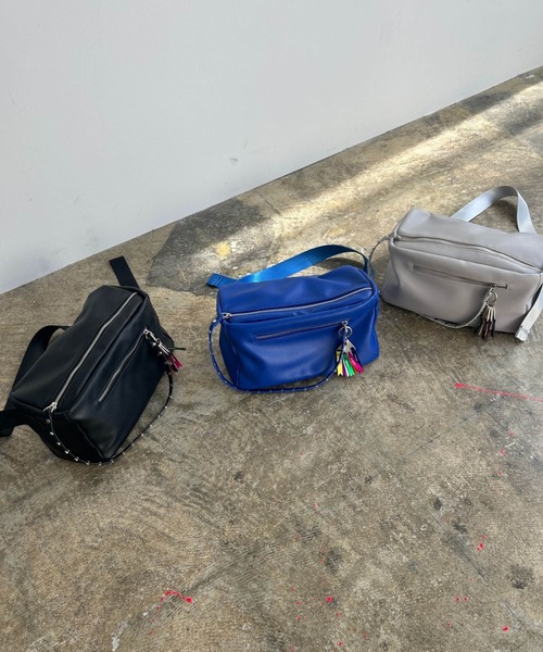 COMMON WARE(コモンウェアー)の「EM:cheek studs body bag スタッズボディバッグ(ボディバッグ/ウエストポーチ・レディース・ブラック/グレー/ブルー・FREE)」の4枚目の写真