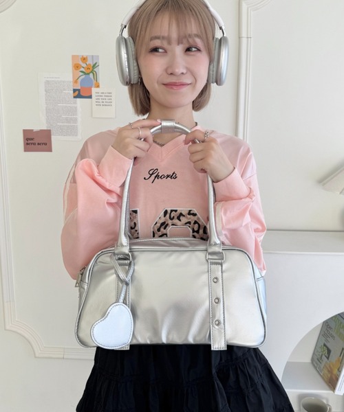 SOLLON.(ソルロン)の「ハートチャーム付きスクエアショルダーバッグ(ボストンバッグ・レディース・シルバー/ブラウン・FREE)」の11枚目の写真
