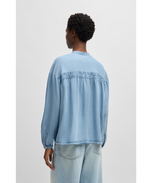BOSS(ボス)の「【オンライン限定】リラックスフィットブラウス デニムルックファブリック(シャツ/ブラウス・レディース・ライトブルー・32/34/36/38)」の2枚目の写真