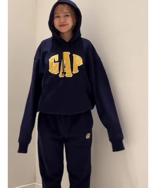 GAP(ギャップ)の「ヴィンテージソフト オーバーサイズ GAPロゴパーカー(ユニセックス)(パーカー・メンズ・レッド/ネイビー/ブラウン/ベージュ・XS/XL/L/M/S)」の9枚目の写真