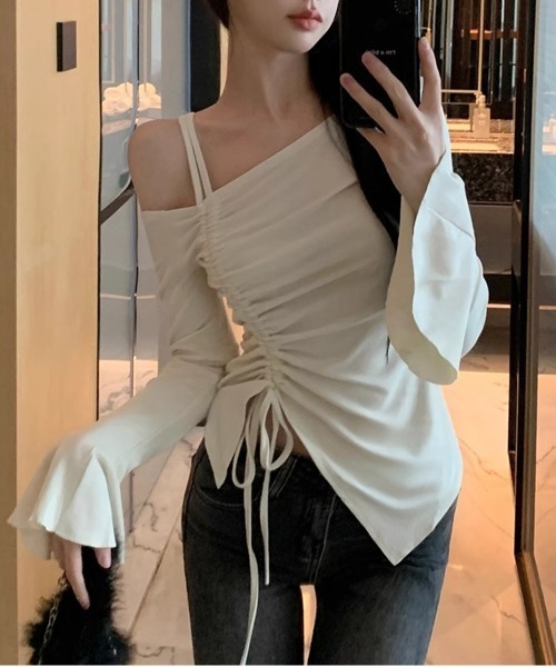 by muni:r(バイ ムニール)の「アンバランスストラップシャーリングTシャツ(Tシャツ/カットソー・レディース・アイボリー/ブラック・FREE)」の8枚目の写真