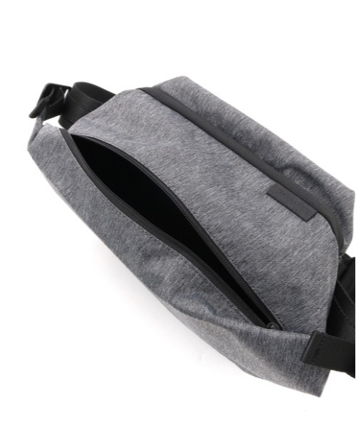 Cote&Ciel（コートエシエル）の「【Cote&Ciel/コートエシエル】Isarau (サコッシュバッグ)（ショルダーバッグ・メンズ・グレー/ブラック・FREE）」の11枚目の写真