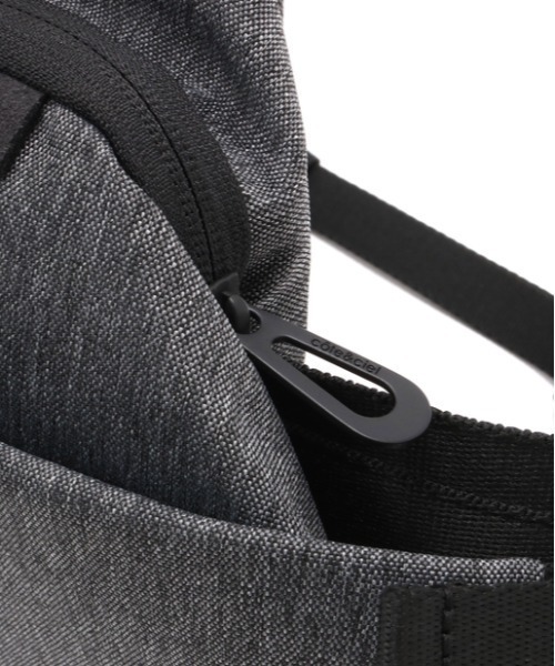 Cote&Ciel（コートエシエル）の「【Cote&Ciel/コートエシエル】Isarau (サコッシュバッグ)（ショルダーバッグ・メンズ・グレー/ブラック・FREE）」の6枚目の写真