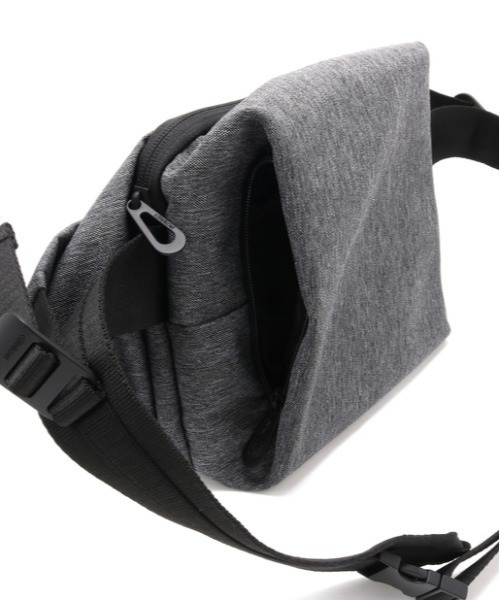 Cote&Ciel（コートエシエル）の「【Cote&Ciel/コートエシエル】Isarau (サコッシュバッグ)（ショルダーバッグ・メンズ・グレー/ブラック・FREE）」の3枚目の写真