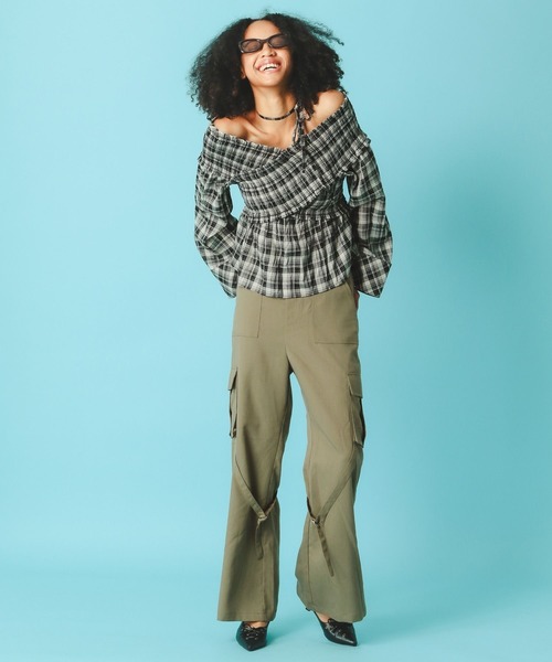 FOREVER 21（フォーエバー トゥエンティーワン）の「【2025SS】ベルトデザインフレアパンツ（その他パンツ・レディース・ブラック/カーキ・SMALL/MEDIUM）」の12枚目の写真