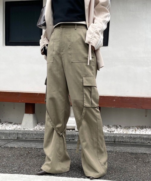 FOREVER 21（フォーエバー トゥエンティーワン）の「【2025SS】ベルトデザインフレアパンツ（その他パンツ・レディース・ブラック/カーキ・SMALL/MEDIUM）」の3枚目の写真