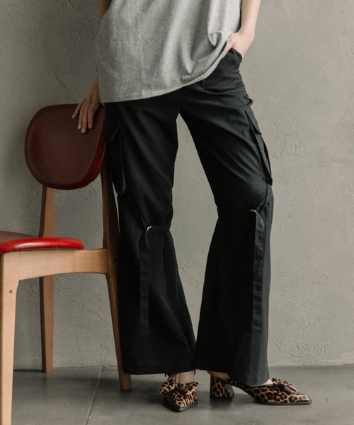 FOREVER 21（フォーエバー トゥエンティーワン）の「【2025SS】ベルトデザインフレアパンツ（その他パンツ・レディース・ブラック/カーキ・SMALL/MEDIUM）」の6枚目の写真