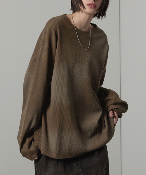 Alfred Alex(アルフレッドアレックス)の「【Alfred Alex】フェードスプレープリント ワッフルビッグロンT(Tシャツ/カットソー・メンズ・チャコール/ワイン/ブルーグレー/ブラウン・M/L)」の3枚目の写真