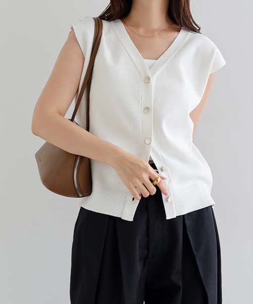 andme（アンドミー）の「金ボタンノースリーブニットトップス（ベスト・レディース・ベージュ/ネイビー/ブラック/グレー/オフホワイト/ブラウン・M）」の2枚目の写真