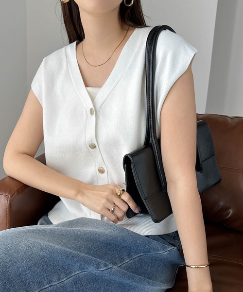 andme（アンドミー）の「金ボタンノースリーブニットトップス（ベスト・レディース・ベージュ/ネイビー/ブラック/グレー/オフホワイト/ブラウン・M）」の10枚目の写真