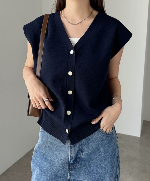 andme（アンドミー）の「金ボタンノースリーブニットトップス（ベスト・レディース・ベージュ/ネイビー/ブラック/グレー/オフホワイト/ブラウン・M）」の8枚目の写真