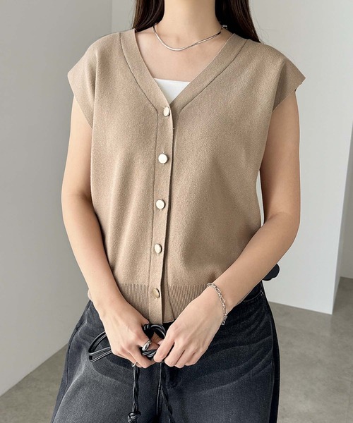 andme（アンドミー）の「金ボタンノースリーブニットトップス（ベスト・レディース・ベージュ/ネイビー/ブラック/グレー/オフホワイト/ブラウン・M）」の15枚目の写真