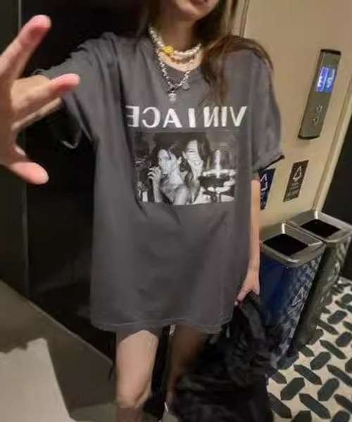 LYEON（リヨン）の「フォトプリントビッグTシャツ/オーバーサイズT（Tシャツ/カットソー・レディース・ホワイト/チャコール・FREE）」の4枚目の写真