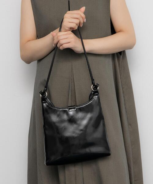 KBF（ケイビーエフ）の「ダブルスリムショルダーBAG（ショルダーバッグ・レディース・アイボリー/ブラック/ブラウン/ダークブラウン・ONE）」の2枚目の写真